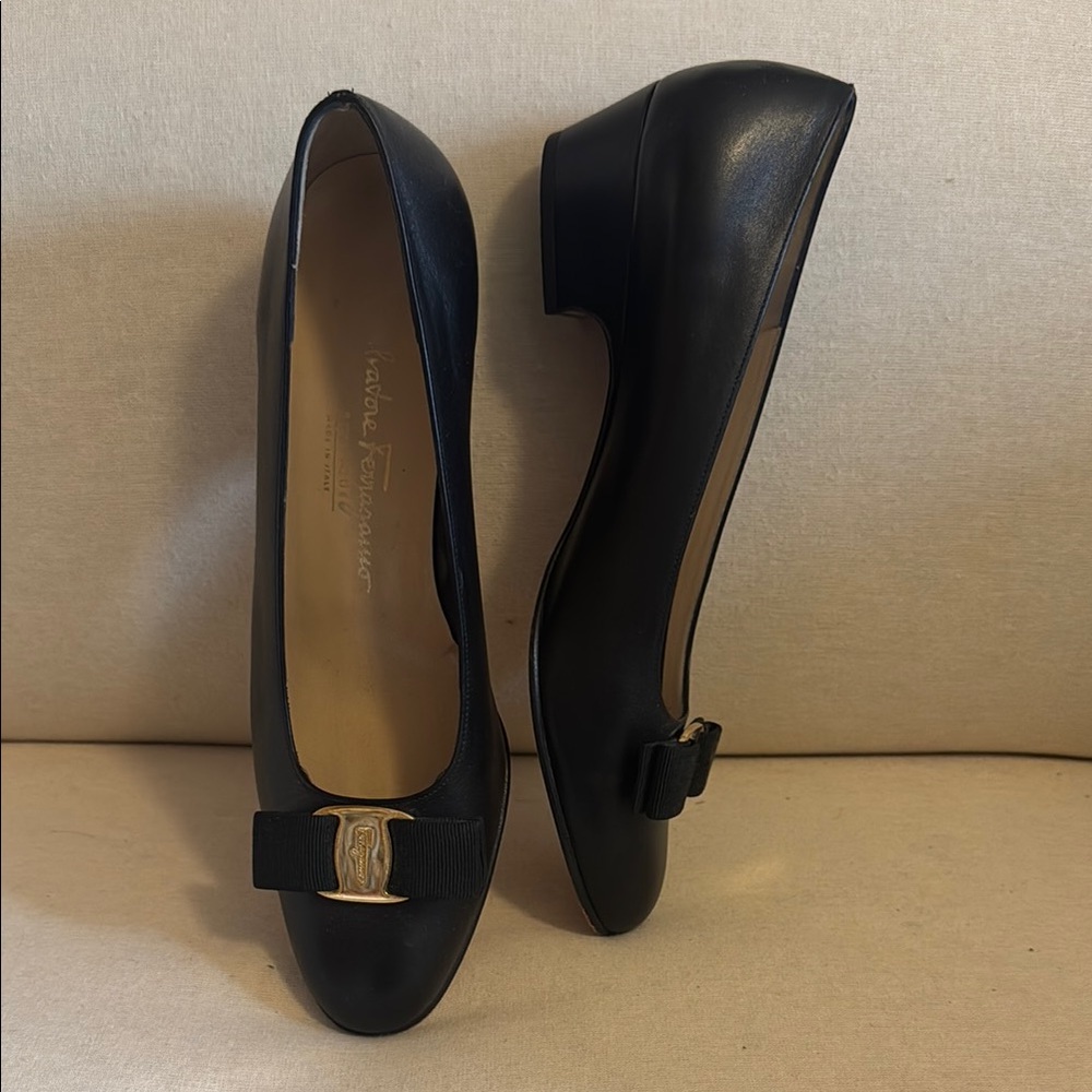 Salvatore Ferragamo Black Leather bow shoes. EUC classic size 8.5 - 9